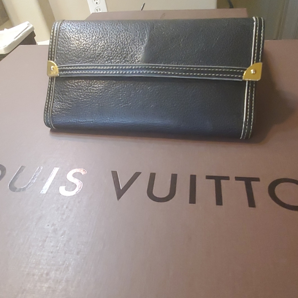 LOUIS VUITTON Black Suhali Leather Wallet